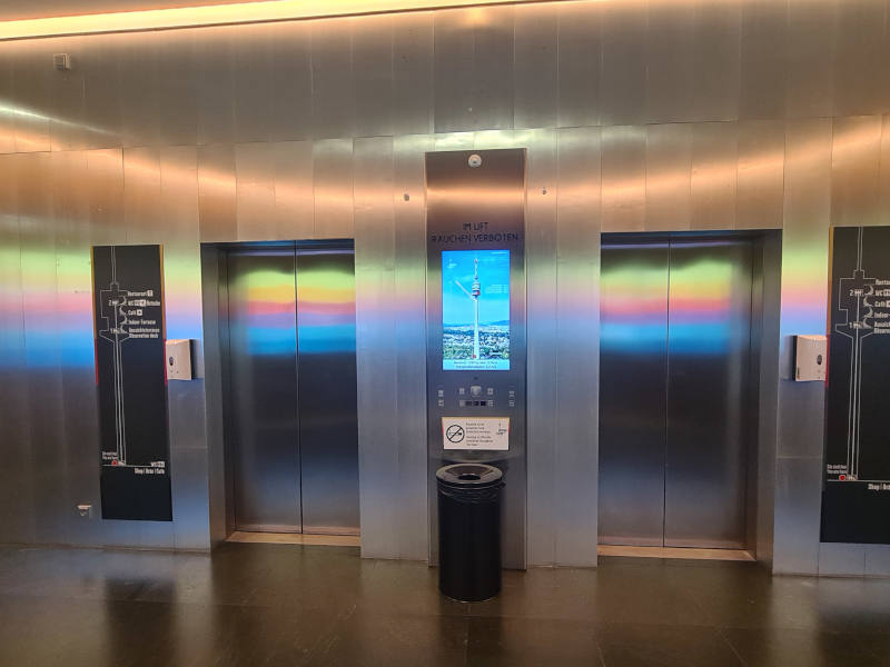 Aufzüge den Donauturm hinauf.