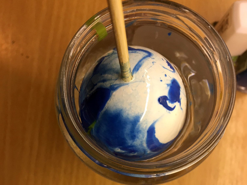 Das Bild zeigt, wie man Ostereier marmoriert