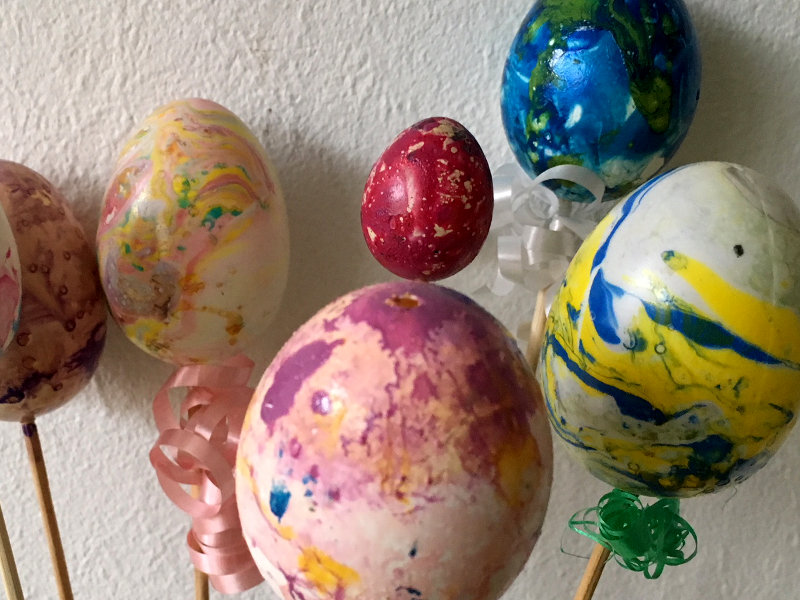 Auf dem Bild sieht man einen Strauß aus bunten Ostereiern