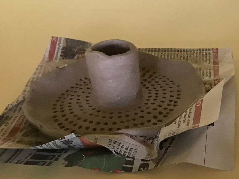 selbstgemachter Kernzenständer aus Ton der trocknet