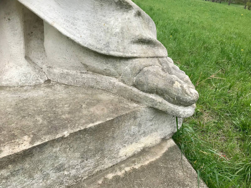 Fuß einer Statue in Sandale.