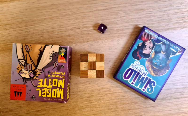 Holz-Geschicklichtkeitsspiel, Similo Märchen, Mogel Motte und ein Würfel.