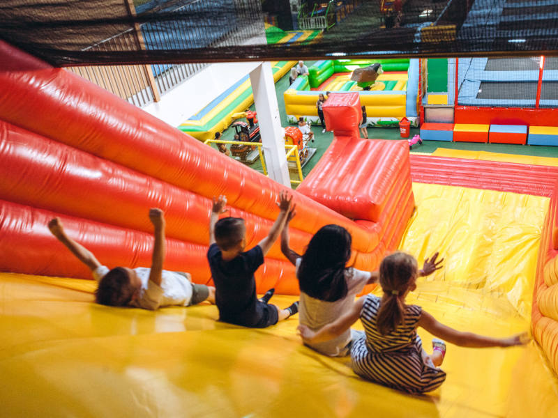 Kinder auf einer Rutsche, drinnen