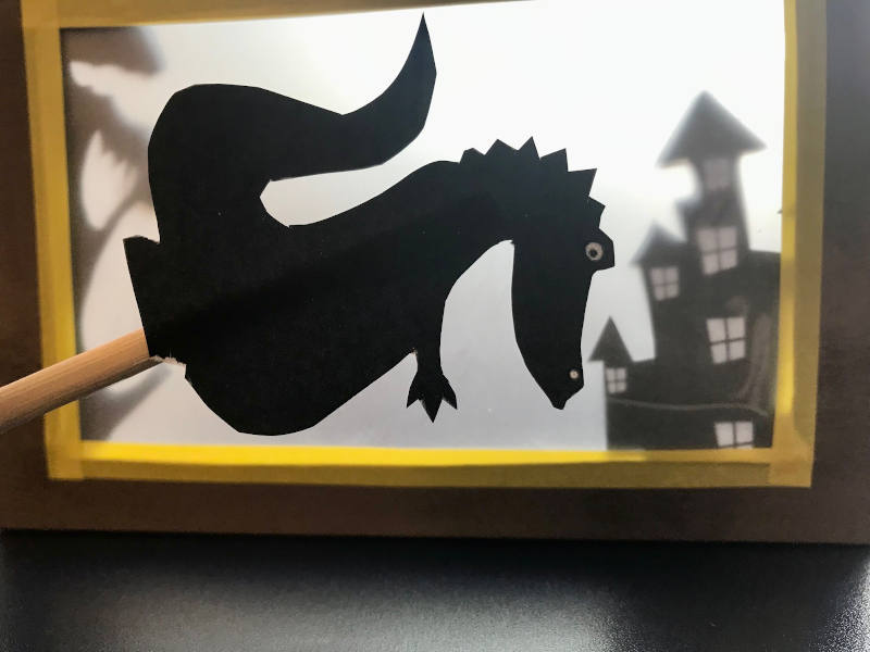 Drache auf Holzstab zum Theaterspielen