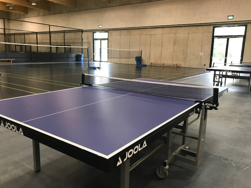 Tischtennistische in der Sport und Fun Halle Favoriten
