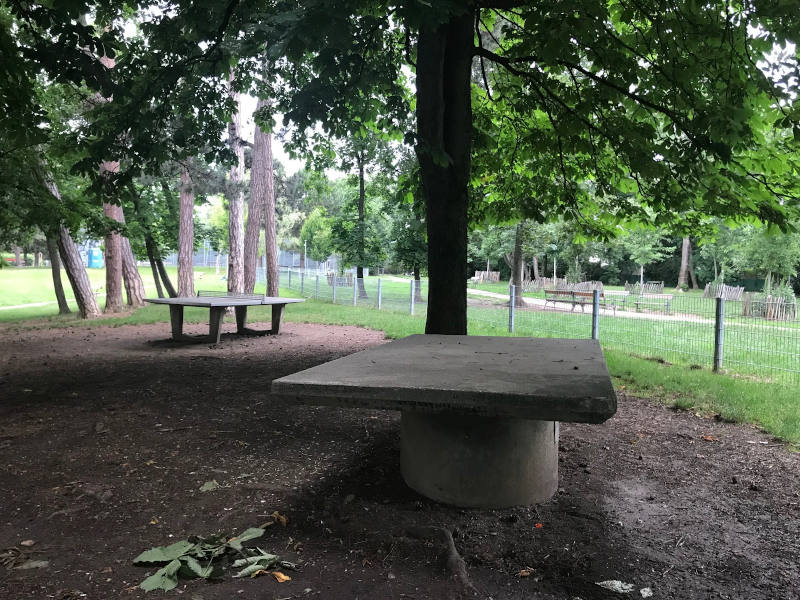 beschattete Tischtennistische im Olympiapark