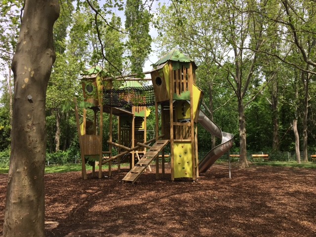 Spielplatzturm zum Klettern und Rutschen.