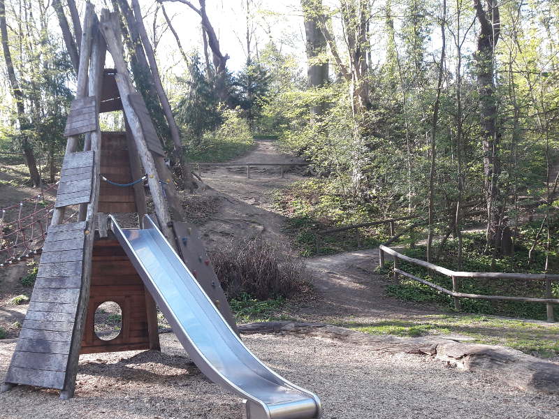 Rutsche Rutsche in einem hölzernen Tipi