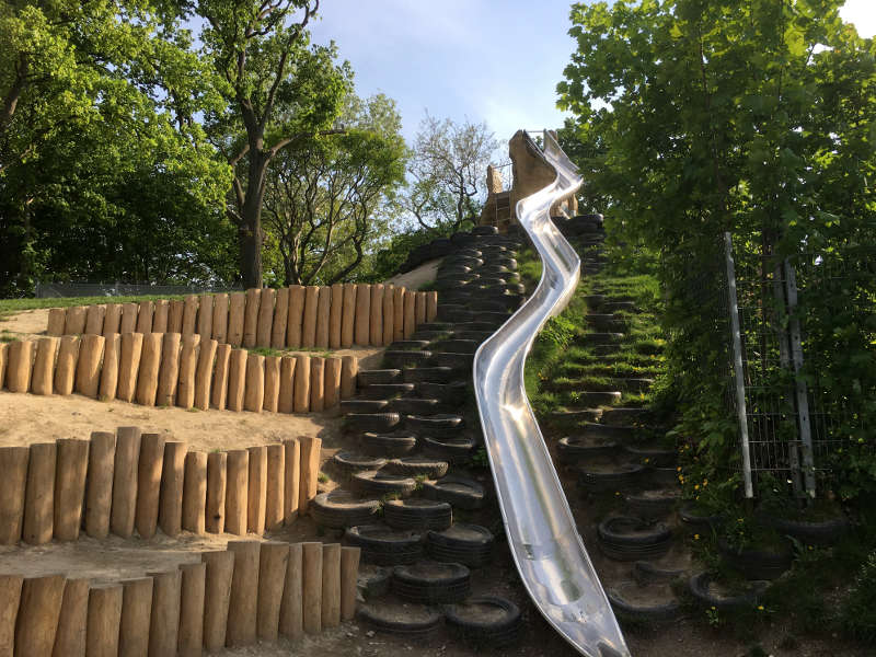 lange schlangenförmige Rutsche auf Hang