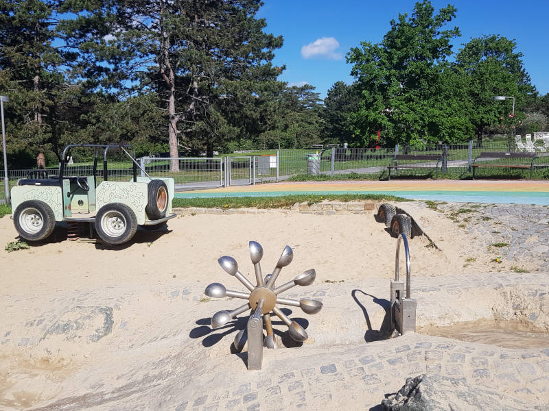 Sandgrube mit einem Jeep