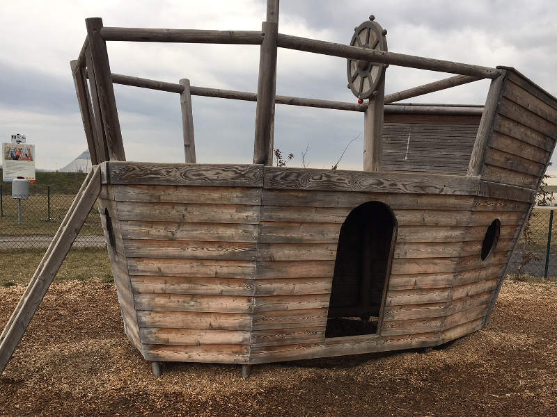 Piratenschiff-Klettergerüst im Kleinkinderbereich