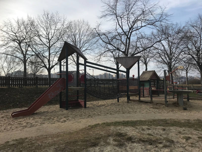 Rutsch- und Kletterturm