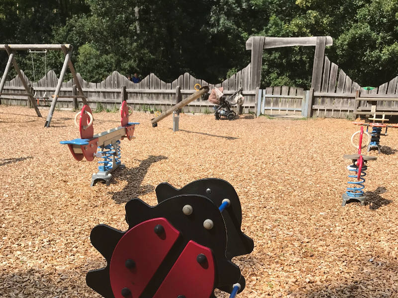 Wipptiere auf Spielplatz