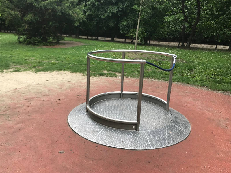 kleines Karussell aus Metall