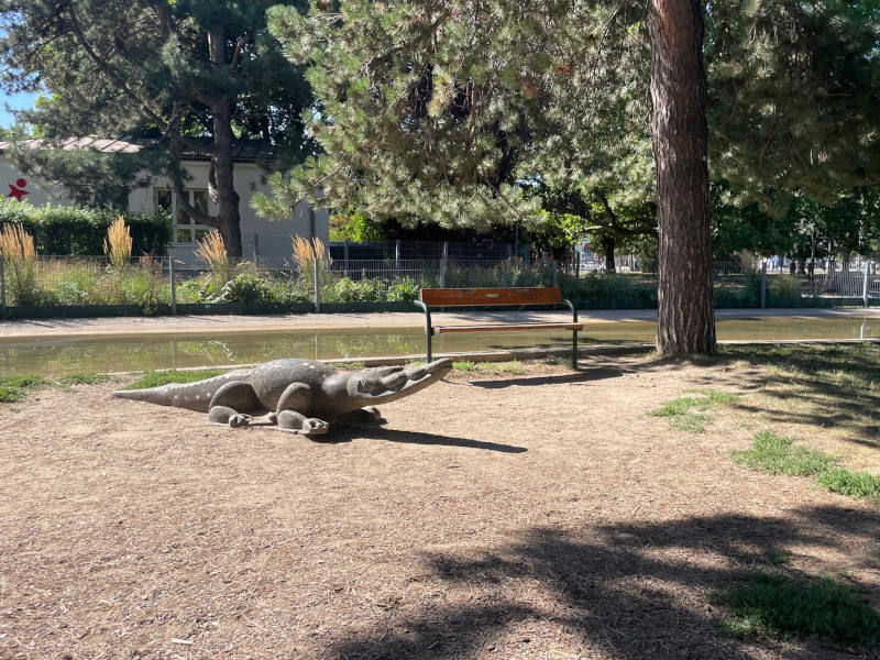 Krokodil Skulptur auf Spielplatz
