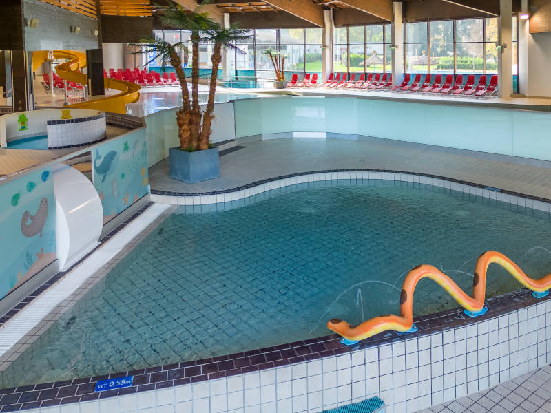 Kinderbecken mir einer Schlange als Verzierung am Rand des Beckens