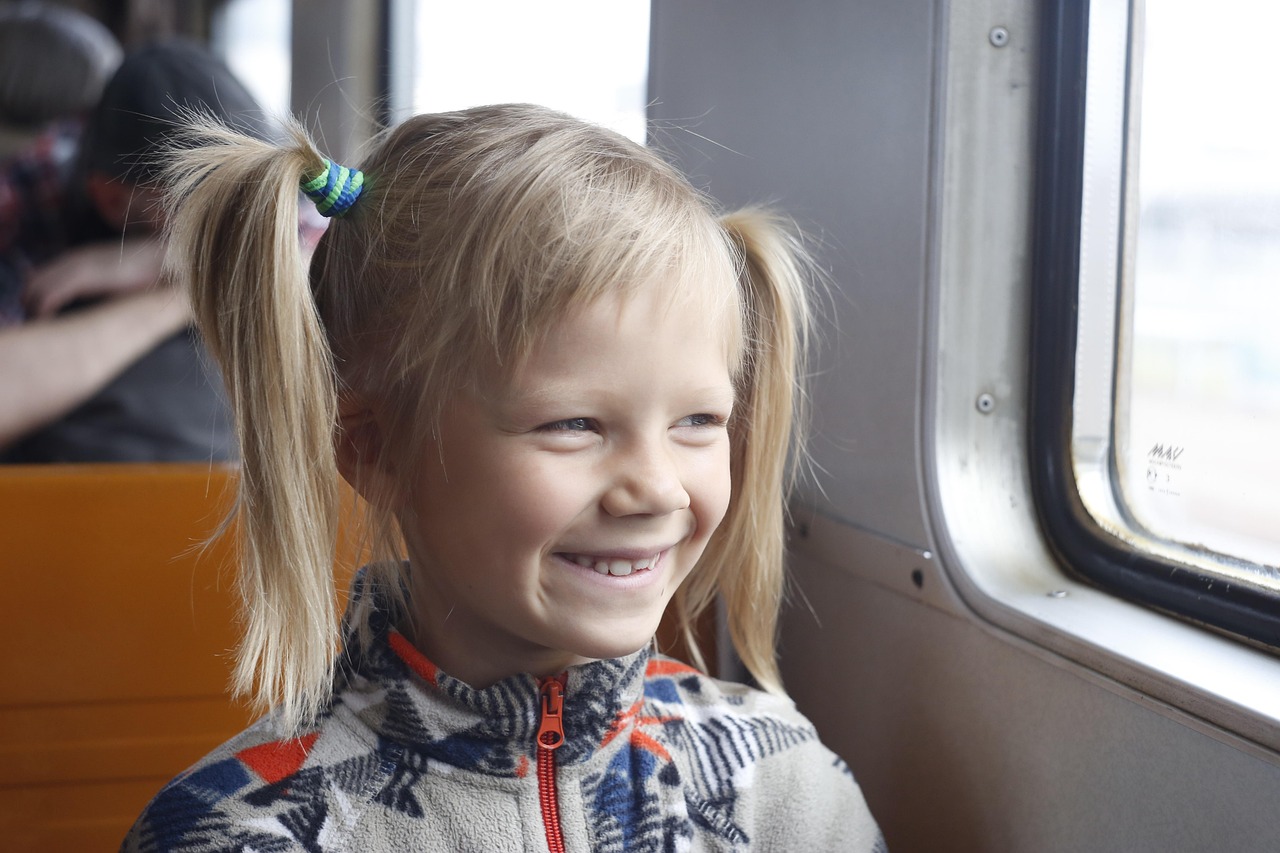 Kind im Zug