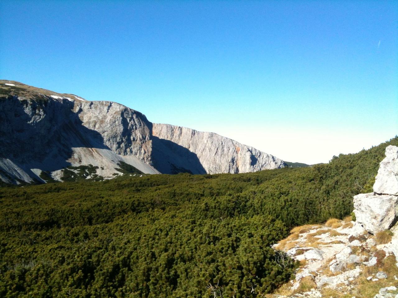 Blick in Tal mit blauem Himmel