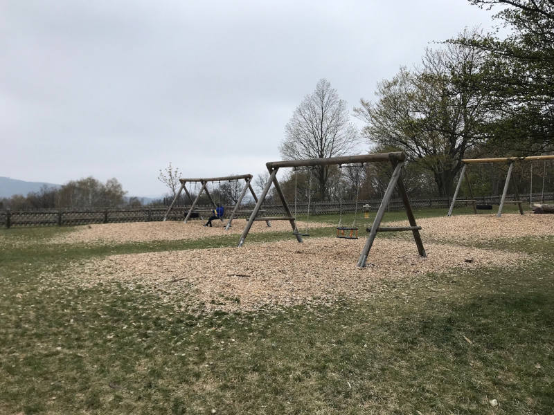Schaukeln beim Spielplatz