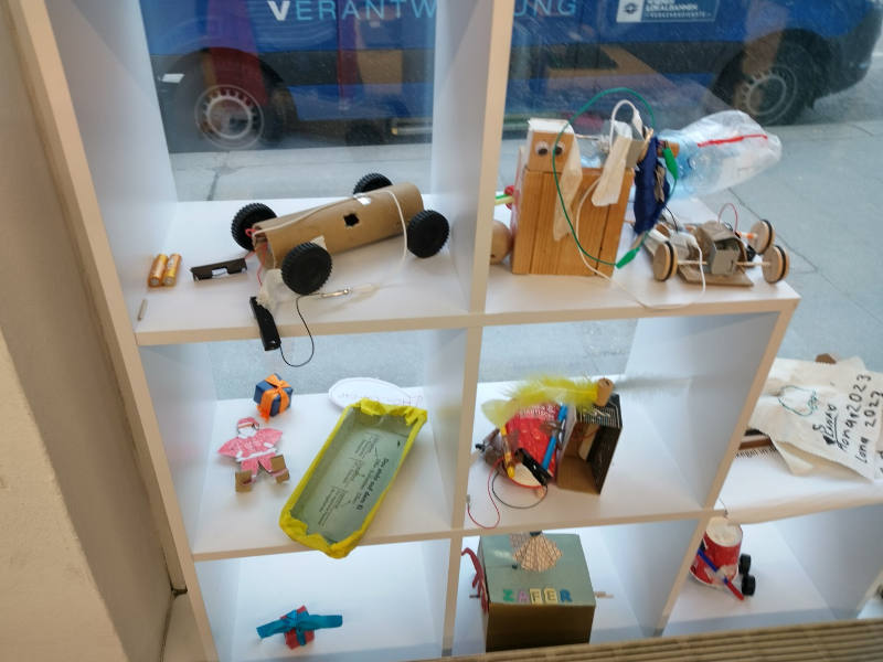 Wissensraum Basteleien in einem Regal