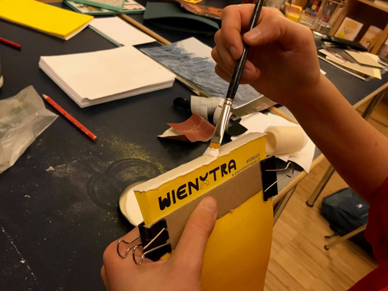 Leimen Papierstapel wird auf der Oberseite mit Pinsel geleimt.