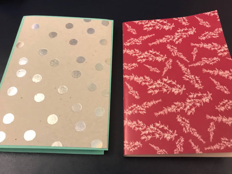 Blöcke Zwei selbstgemachte Blöcke, einer mit Punkten, einer mit Pflanzen.