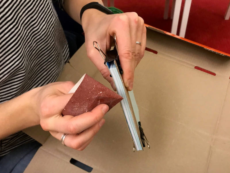 Schleifen Oberseite eines Papierstapels wird abgeschliffen.