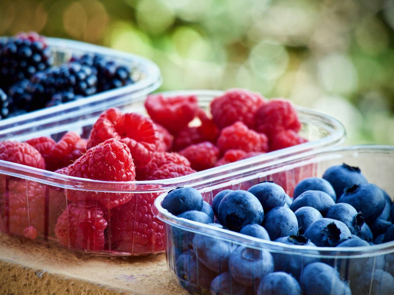 Schüsslen mit untershciedlichen Beeren