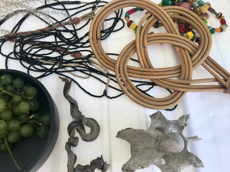 Ketten, Trauben, ein Teppichklopfer, ein knorrriger Ast und ein Knochen