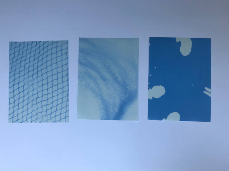 3 Papiere mit unterschiedlichem Muster in unterschiedlichen Blautönen