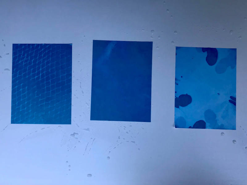 Blaue Plätter mit unterschiedlich gut erkennbarem Muster