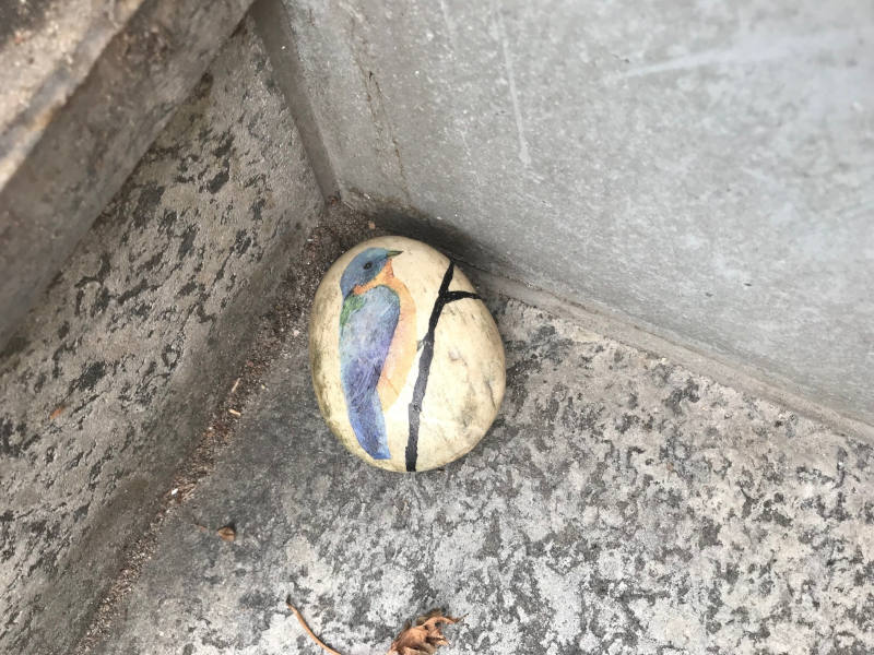 Verzierter Stein verzierter Stein auf der Straße