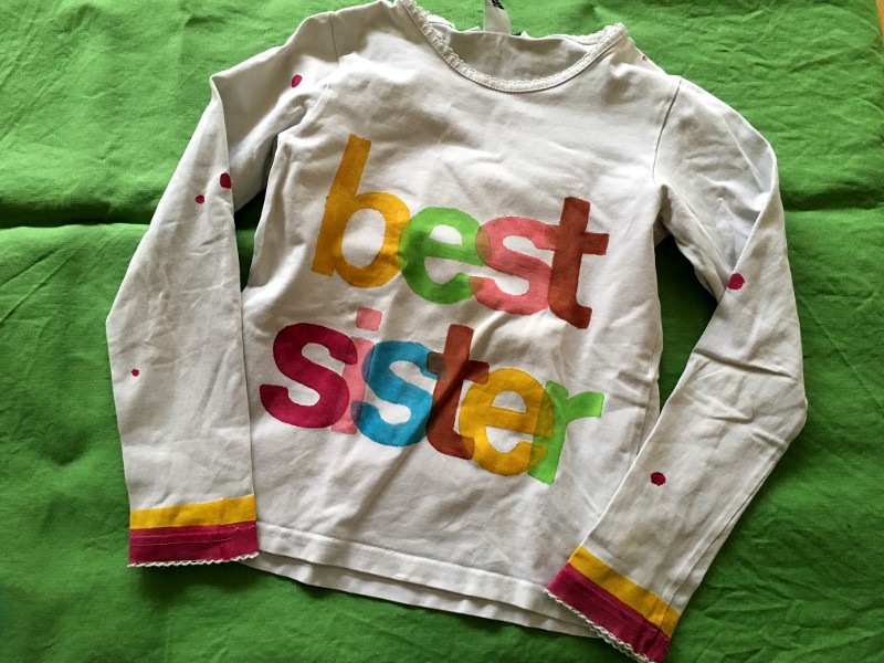 T Shirt mit buntem Schriftzug "Best Sister"