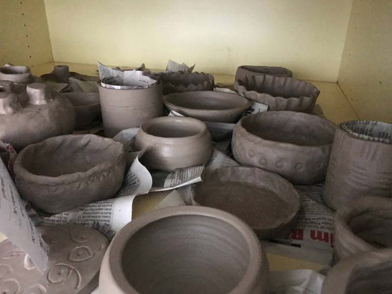 Tonarbeiten trocknen im Regal