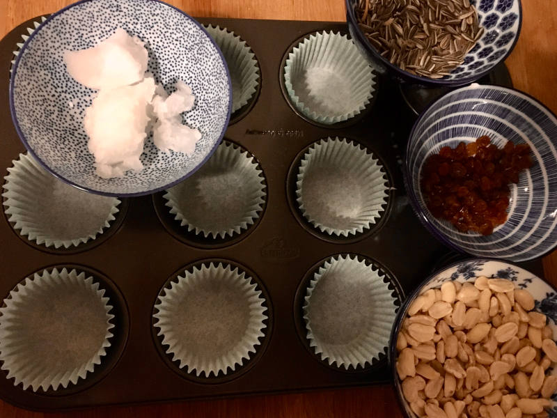 Zutaten Vogelfutter Muffinblech und Schüssel mit Körnern Nüssen