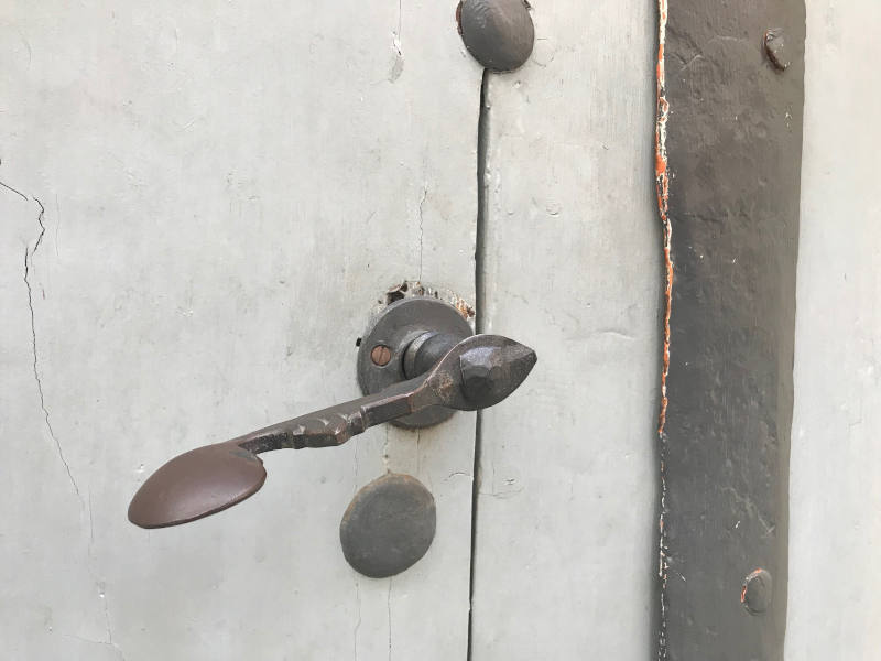Türgriff Alter Türgriff an einer grauen Holztüre