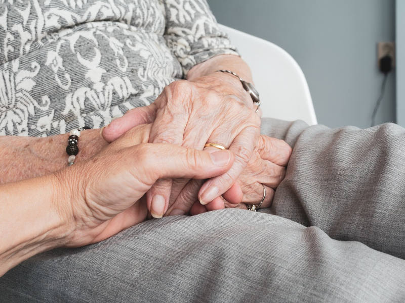 Nahaufnahme von älteren Händen, die gehalten werden.