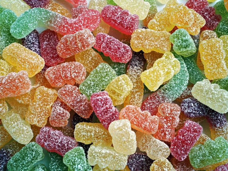 Bunte, saure Gummibärchen.