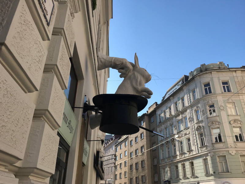 Hase, der aus einem Hut gezaubert wird an einer Fassade - dort gibt es Österreichs ältesten Zauberladen