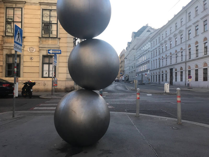Drei große Metallkugeln ungleich übereinander getürmt im 8.Bezirk Ecke Laudongasse/Lange Gasse