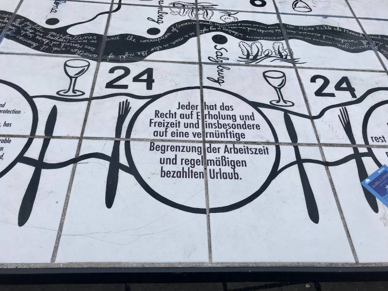 Teller zum Menschenrecht auf Freizeit am  Platz der Menschenrechte im 7. Bezirk