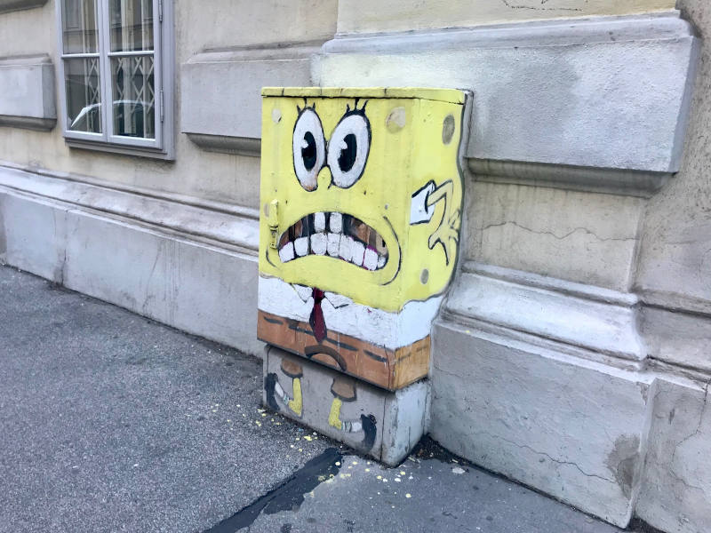 Ein Elektrokasten ist als Spngebob angemalt, Künstler*in ist unbekannt