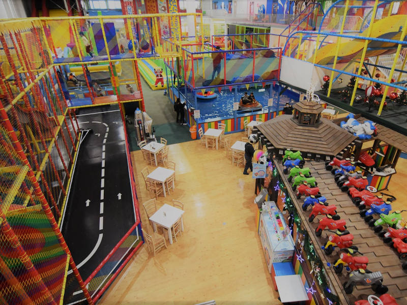 Family Fun Ansicht Sicht von Galerie auf Indoor Spielplatz