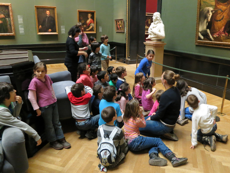 Das Bild zeigt eine Gruppe von Kindern beim Vermittlungsprogramm in der Galerie des Kunsthistorischen Museums.
