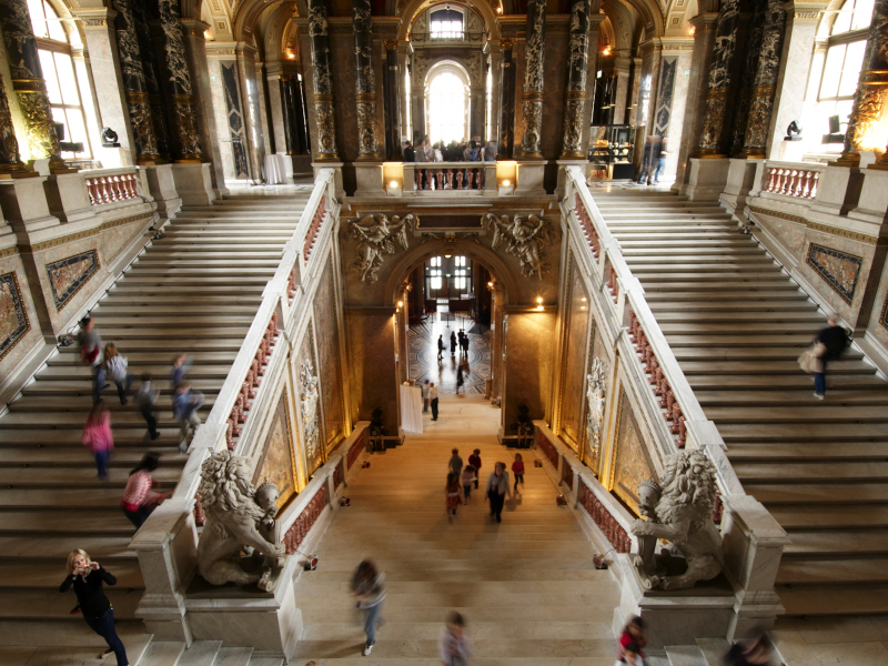Das Bild zeigt die Hauptstiege im Kunsthistorischen Museum von der Galerie im ersten Stock aus aufgenommen.