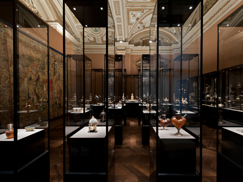 Das Bild zeigt einige Vitrinen im Saal XXV der Kunstkammer des Kunsthistorischen Museums.