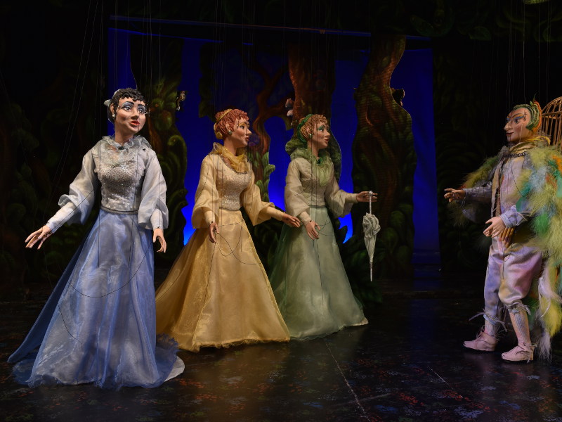 Drei Weibliche Puppen und eine Männliche auf der Bühne