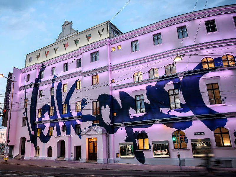 Volksoper von Außen in Lila beleuchtet