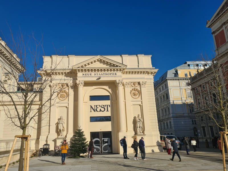 Nest - Oper für Kinder Künstlerhaus von Außen, blauer Himmel