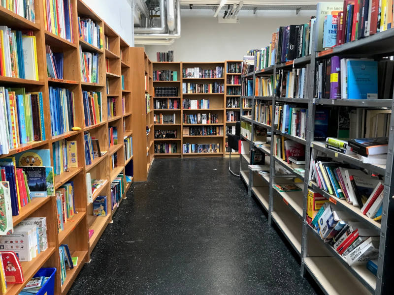 Bücherregale große vollgestopfte Bücherregale